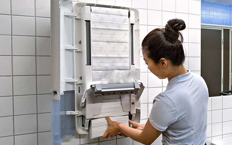 Uśmiechnięty personel sprzątający mający więcej czasu